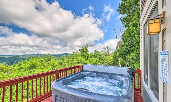 Wolf Laurel House | Getaway Chalet in Mars Hill with Hot Tub and Views!