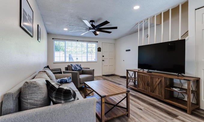 College Hill Apartment | Getaway near UO, Autzen Stadium, Amazon Park # 3
