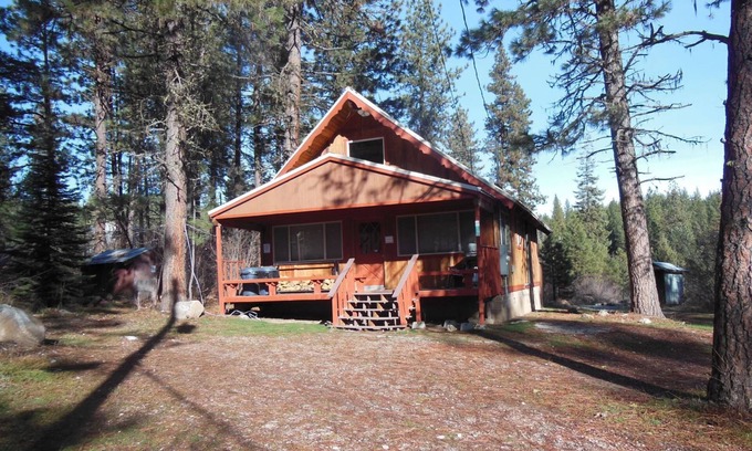 Garden Valley Cabin | Getaway to the Mountains in the Cozy Rustic Cabin