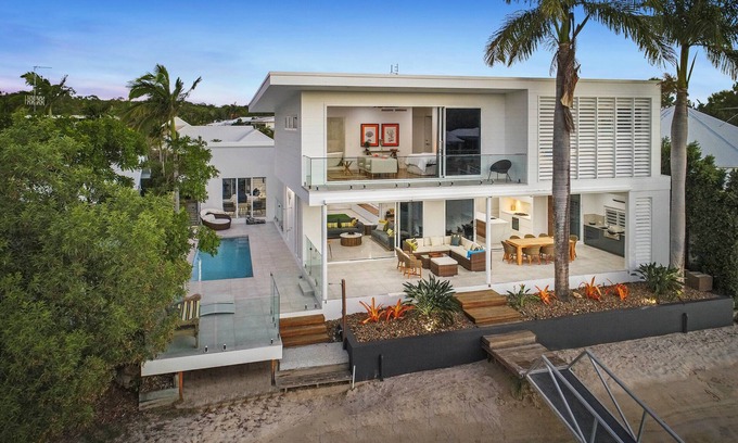 Noosaville House | Getaway2Noosa WYUNA 7 WATERFRONT home beach, pontoon, heated pool.