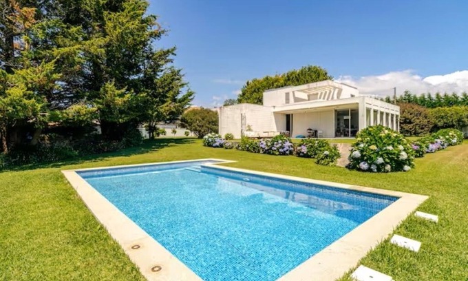 Vila do Conde Villa | Gião house with private pool and large garden. We accept pets.