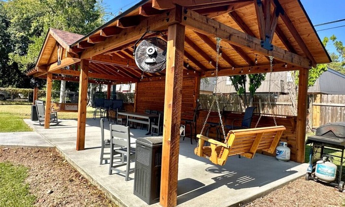 College Station Apartment | Gig`em on Glade-Spacious 5BR Home w/Huge Backyard near TAMU