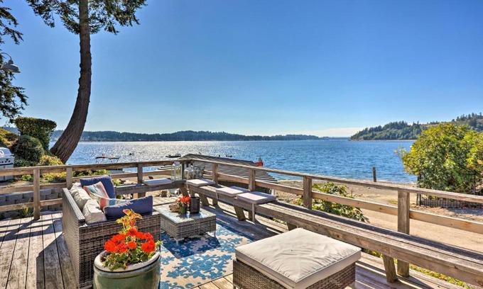 Gig Harbor House | Gig Harbor House with Private Beach and Views!