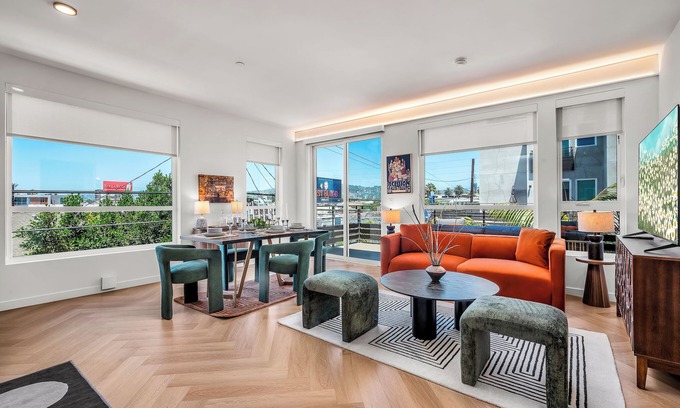 Larchmont Apartment | Gillis House 2BRDM, Pool, Gym, 2 Parking & Views!