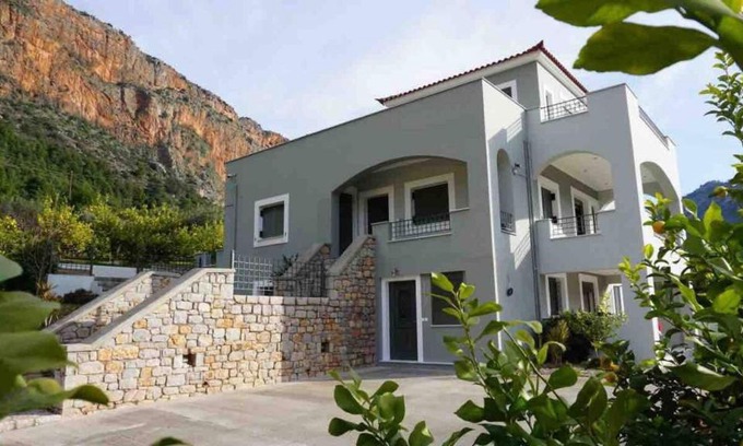 Leonidio House | Giorgos’s Luxury Apartment.