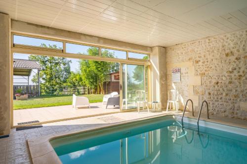 La Gripperie-Saint-Symphorien House | Gite de Groupe piscine intérieure