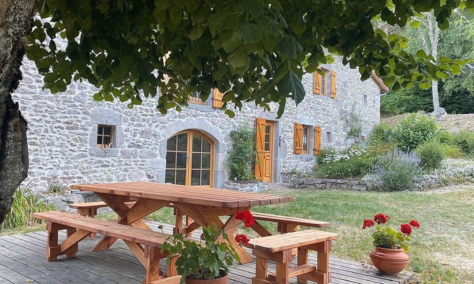 Fayet-Ronaye House | Gite 4⭐️en Auvergne, in the heart of nature, linen included, sleeps 12