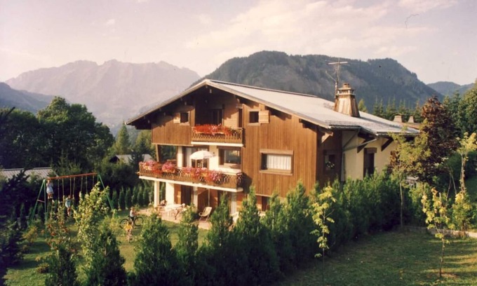 Notre-Dame-de-Bellecombe Ski Chalet | GITE DANS CHALET SAVOYARD, 4 PERS, au pied des pistes, calme, vue, expo sud