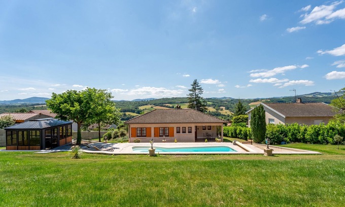 Le Bois-d'Oingt Villa | Gite des ifs-Villa-Terrace-Ensuite