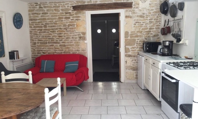 Le Chateau-d'Oleron House | Gite du vieux bourg" Mimosa" Le Chateau