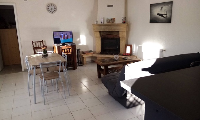 Sablet Apartment | Gîte for 4 adults and 1 child (-3 years) at the entrance to Sablet