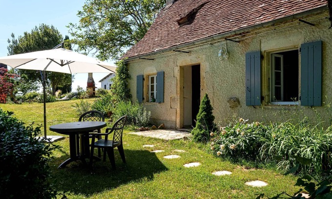 Pinsac Cottage | Gîte for 4 with bedroom in outbuilding - between Rocamadour and Sarlat