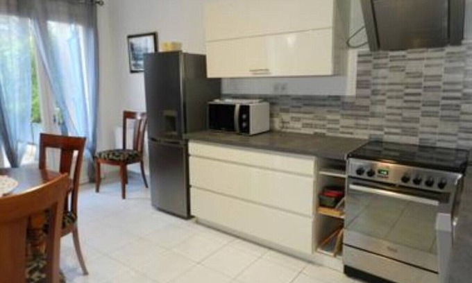 Laree Cottage | Gîte 'Gite Isis' with Private Terrace, Shared Garden and Wi-Fi
