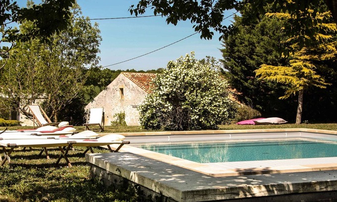 Saint-Coutant-le-Grand Cottage | Gîte "Ile de Ré" with shared 7x7m swimming pool, 20 minutes from the beach
