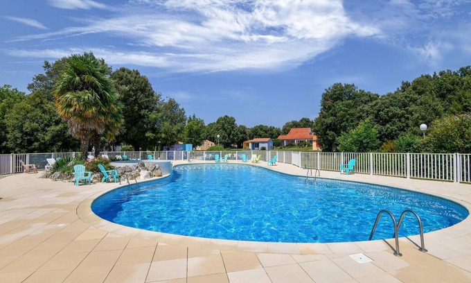Saint-Savinien House | Gîte in a holiday park with swimming pool