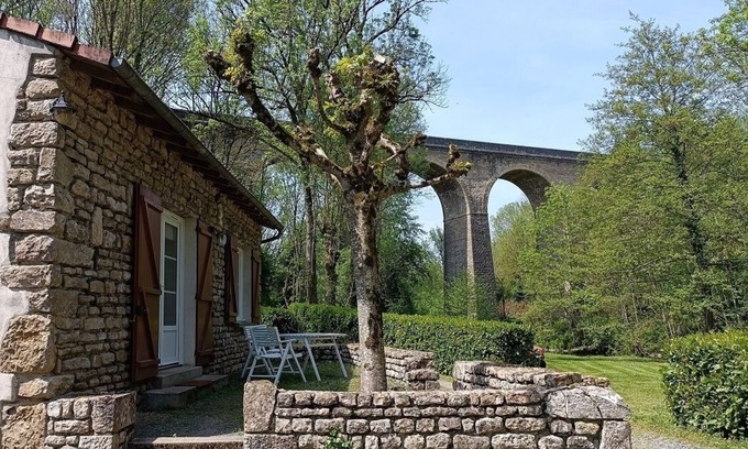 Saint-Pompain Cottage | Gîte in the heart of nature by the river