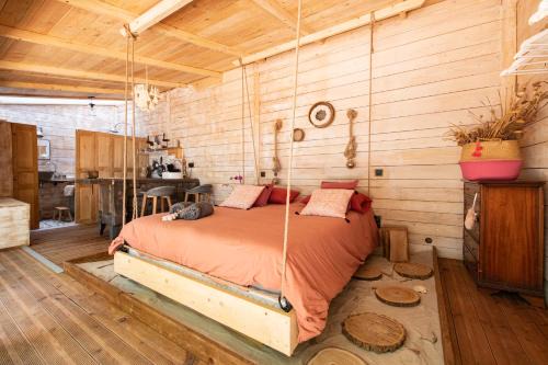Lay Bed & Breakfast | Gite insolite Domaine ForRest Loire
