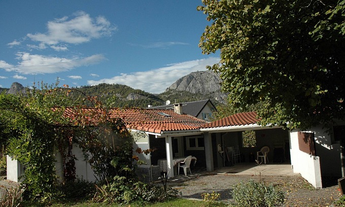 Tarascon-sur-Ariege House | Gîte la treille 3*, all on one level.Art gallery workshop
