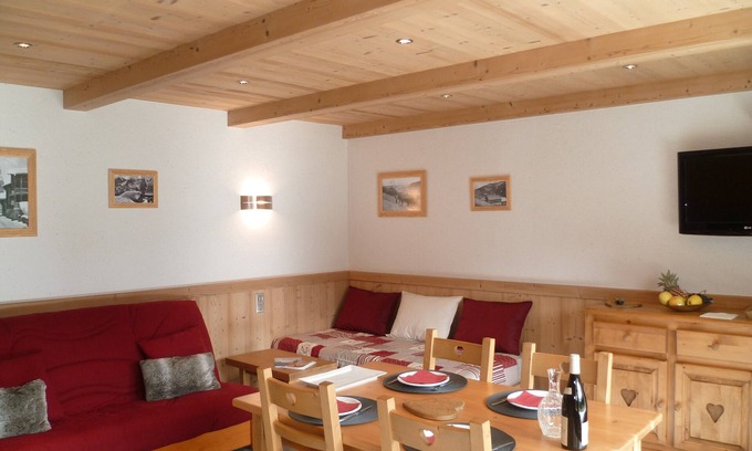 Le Grand-Bornand Apartment | Gîte Le Grand Bornand, on the ground floor of an individual chalet facing the Aravis
