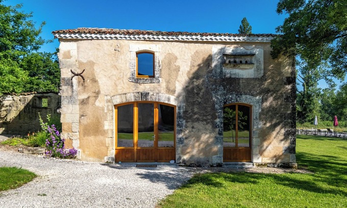 Chassaignes House | 'Gîte Le Pigeonnier' with Shared Pool, Wi-Fi and Air Conditioning