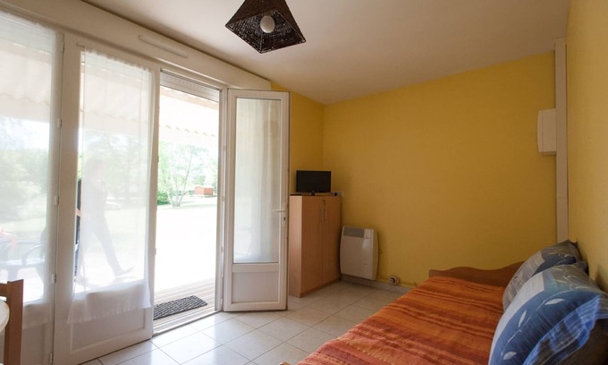 Sauze-Vaussais Cottage | Gite located in lush greenery