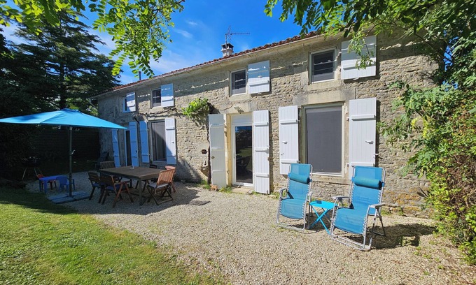 Genouille House | Gîte with heated swimming pool and boules pitch. Charm and serenity. Pets allowed