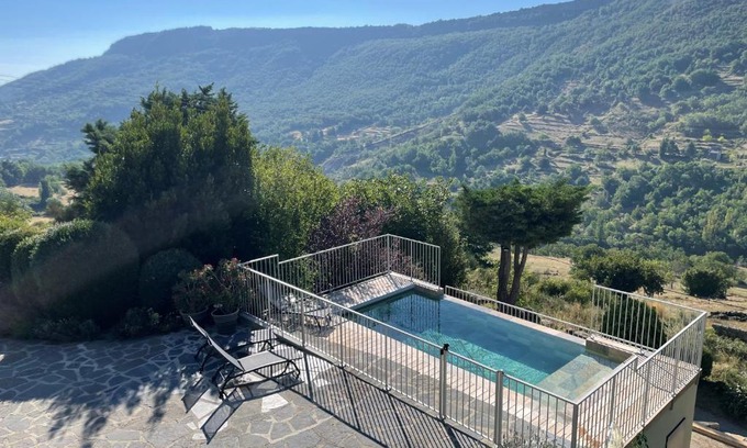 Rochessauve House | Gites en Ardèche avec Piscine et vue magnifique sur la vallée