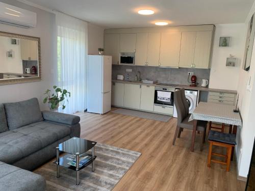 Balatonalmadi Apartment | Gizella Apartman