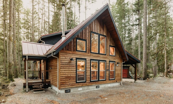 Warnick Cabin | Glacier Springs Cabin #39 - New Modern-Rustic Cabin with Air Conditioning!