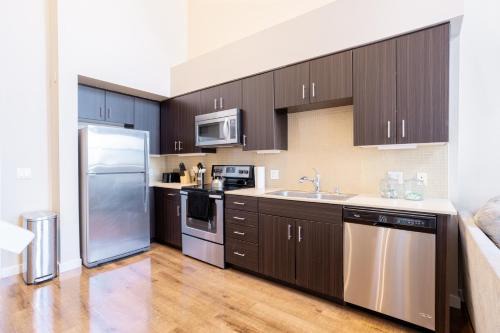 Mid-Wilshire Apartment | Glamorous 3Beds Pool BBQ Near Universal Studio