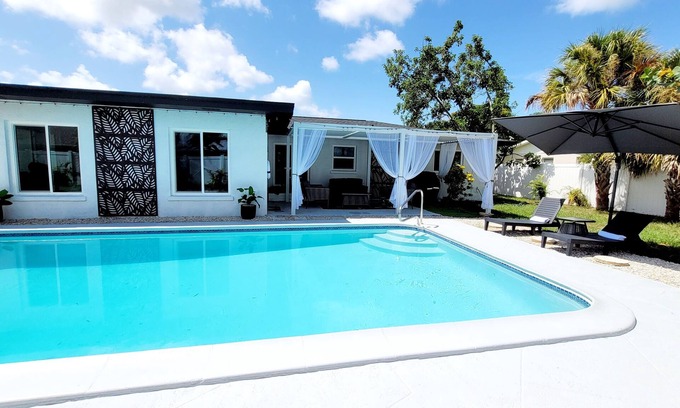 Venice House | Glamorous 3BR/2BA Pool House in Venice -8min from Beach