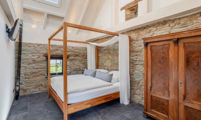 Kronenburg House | Glamorous Cottage Chimney Sauna
