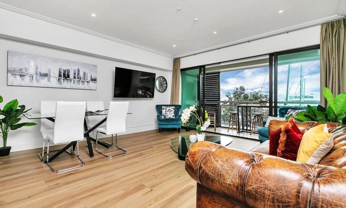 Auckland Central Business District Apartment | Glamorous Getaway - Heart of the Viaduct 'Quays'