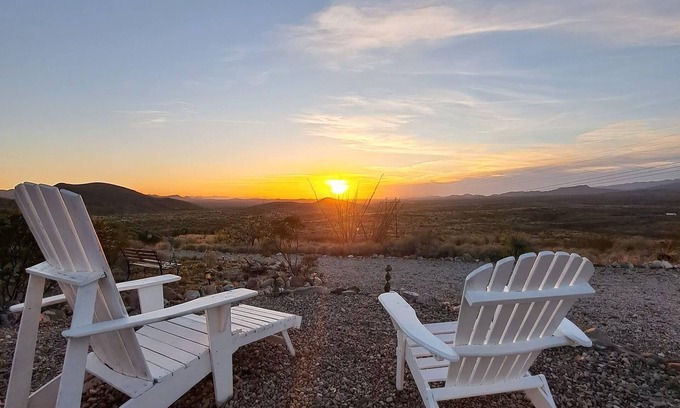 Pomerene House | **Glamping** **Unique Experience** The Lookout! Come Chill on Lookout Hill!