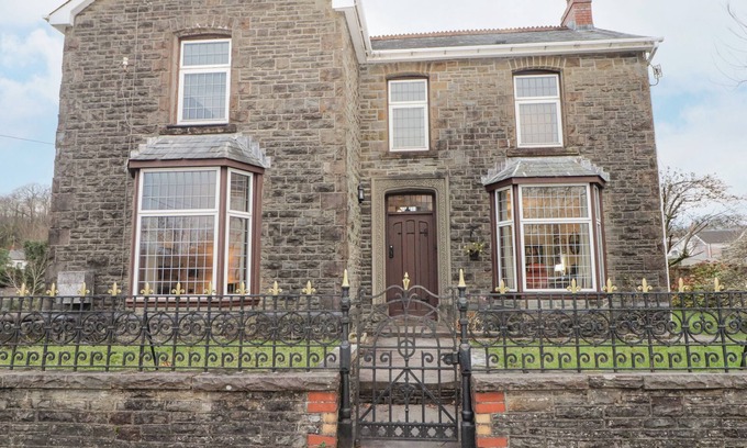 Ystradgynlais Cottage | GLAN YR AFON, pet friendly, with a garden in Ystradgynlais