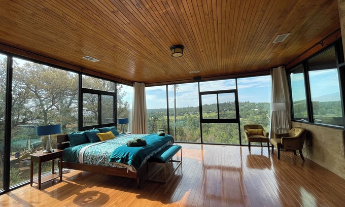 Zuzax House | Glass House with Hot Tub and Sauna