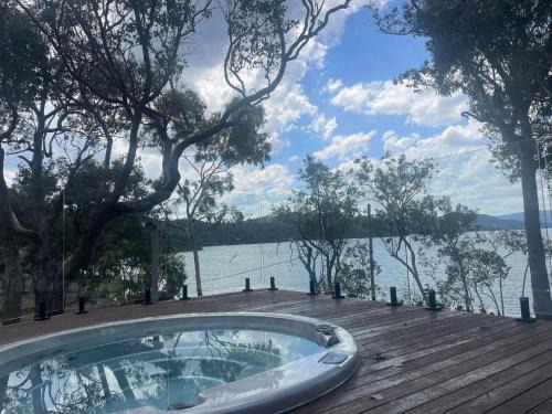 Taylor Bay House | Glasshouse at Lake Eildon