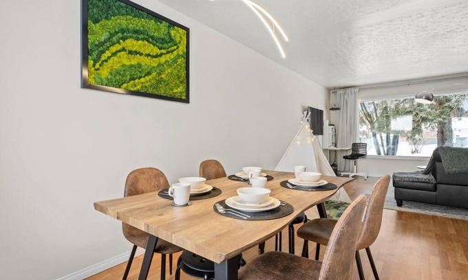 Glenbrook Apartment | Glenbrook Home Close to MRU 2KingBeds FreeParking