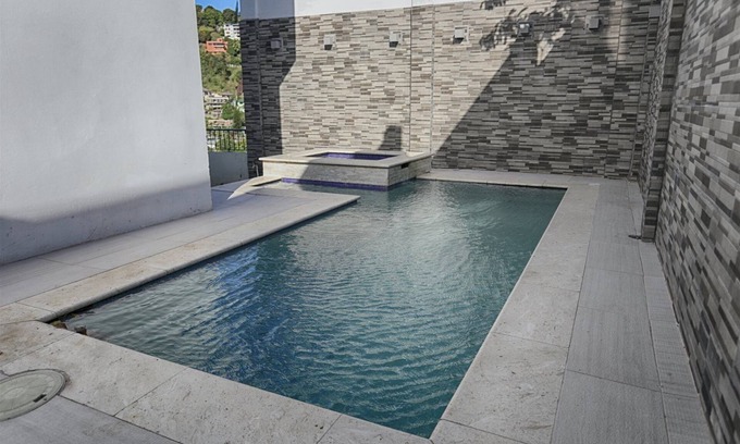 Glencoe House | Glencoe Townhome With Loft Jacuzzi and Pool