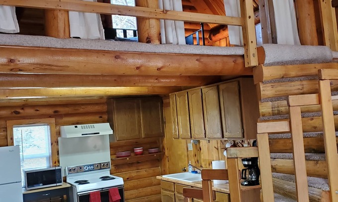 Glendo Cabin | Glendo Log Home Close to Lake