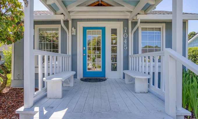 Gleneden Beach House | Gleneden Beach Home with Fire Pit, Grill, and Large Fenced Yard