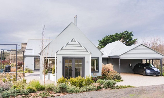 Romsey House | Glenfern House in the Macedon Ranges Wine Region