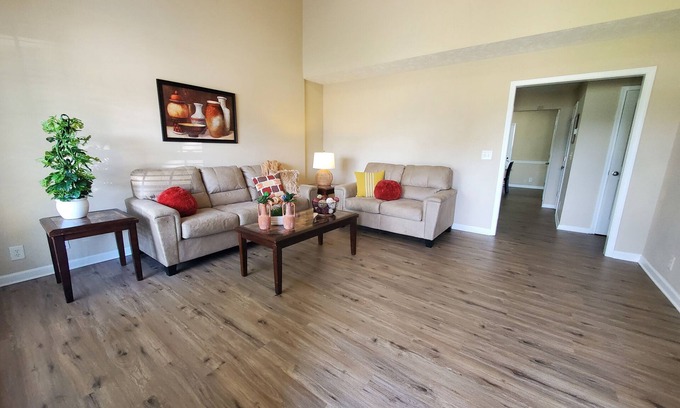 La Vergne House | Glenmore-Quiet, home near EVERYTHING!