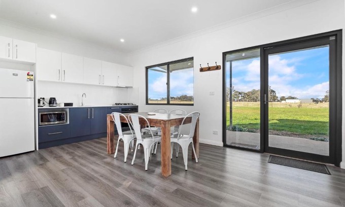 Forest Reefs House | Glenowrie Cottage - 2 Queen Beds - Near Cadia