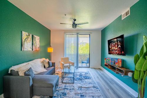 Glendale Sports and Entertainment District Apartment | Glitzy 2BR Walk to Westgate Pool Gym WD