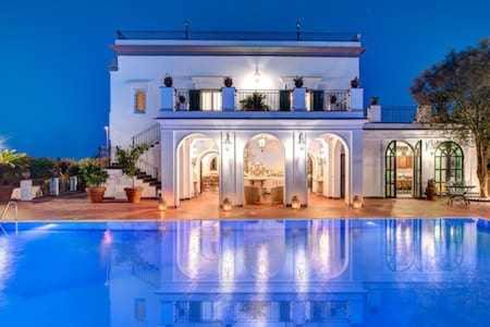 Colli di Fontanelle Apartment | GOCCE VILLAS - The Palace Villa Escondida