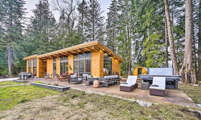 Gold Bar Cabin | Gold Bar Cabin on Skykomish River: Heated Swim Spa