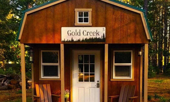 Cave Junction Cabin | Gold Creek Cabin 3 - Restrooms and Showers are only a short walk away.