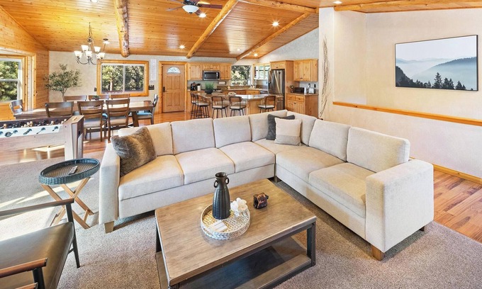 Castle Glen Estates Cabin | Golden Oaks by Destination Big Bear :Luxury Log Cabin w/Peaceful Setting in High End Neighborhood! Foosball Table/Arcade Game! Gourmet Kitchen! Master Suite w/Private Bathroom! Garage Parking! Propane BBQ!