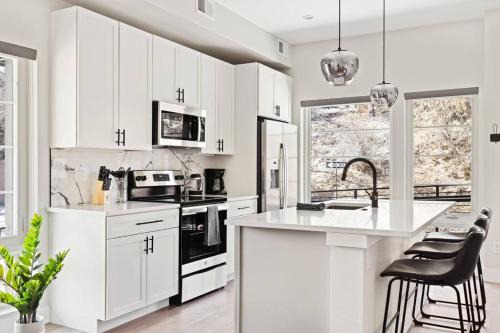 Golden Apartment | Golden Sanctuary Luxe Apt 1 Block From Main St